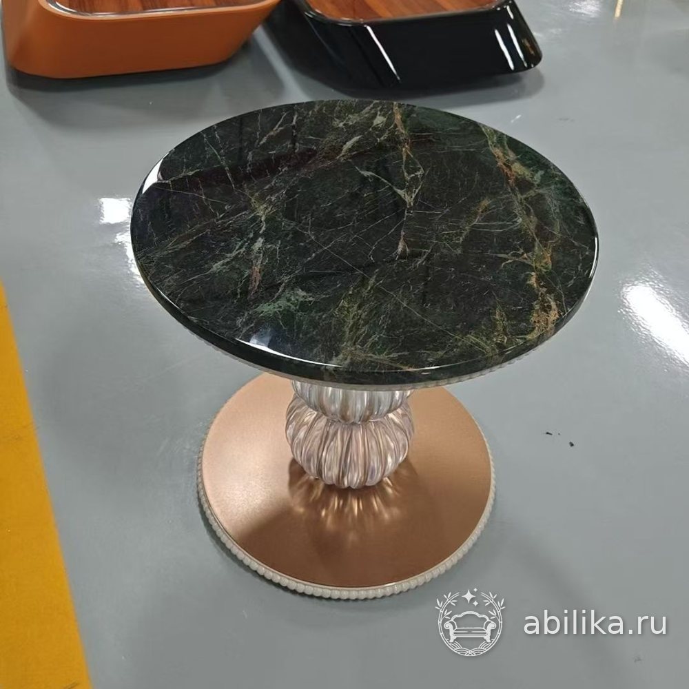 Круглый столик с зелёной мраморной столешницей и рифлёной опорой на производстве