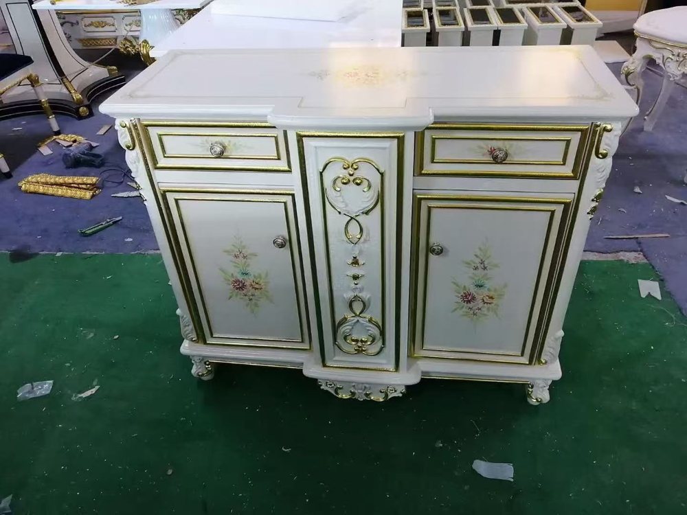 Буфет с ручной цветочной росписью и золотыми молдингами