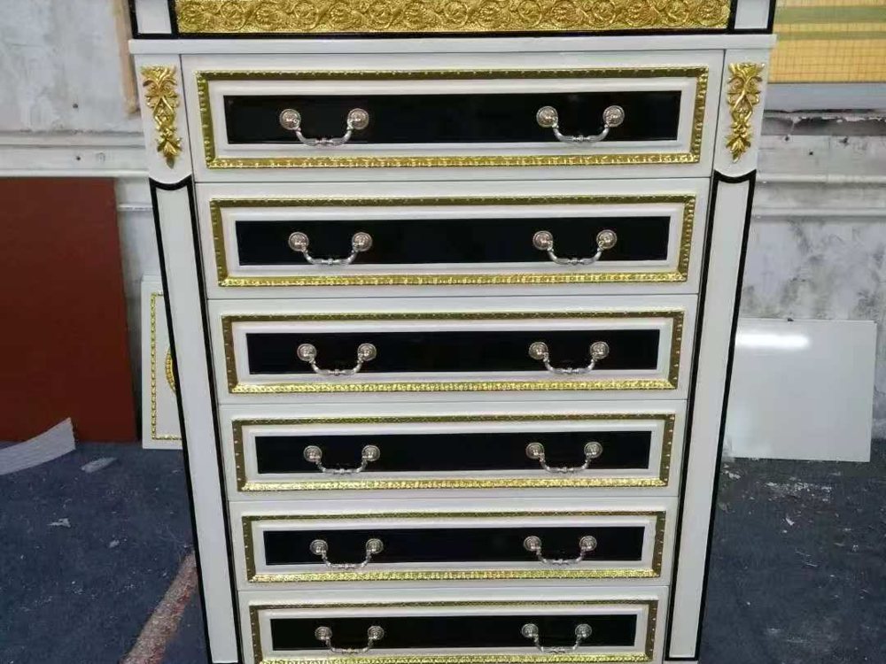 Высокий комод с чёрным лаком и золотой отделкой