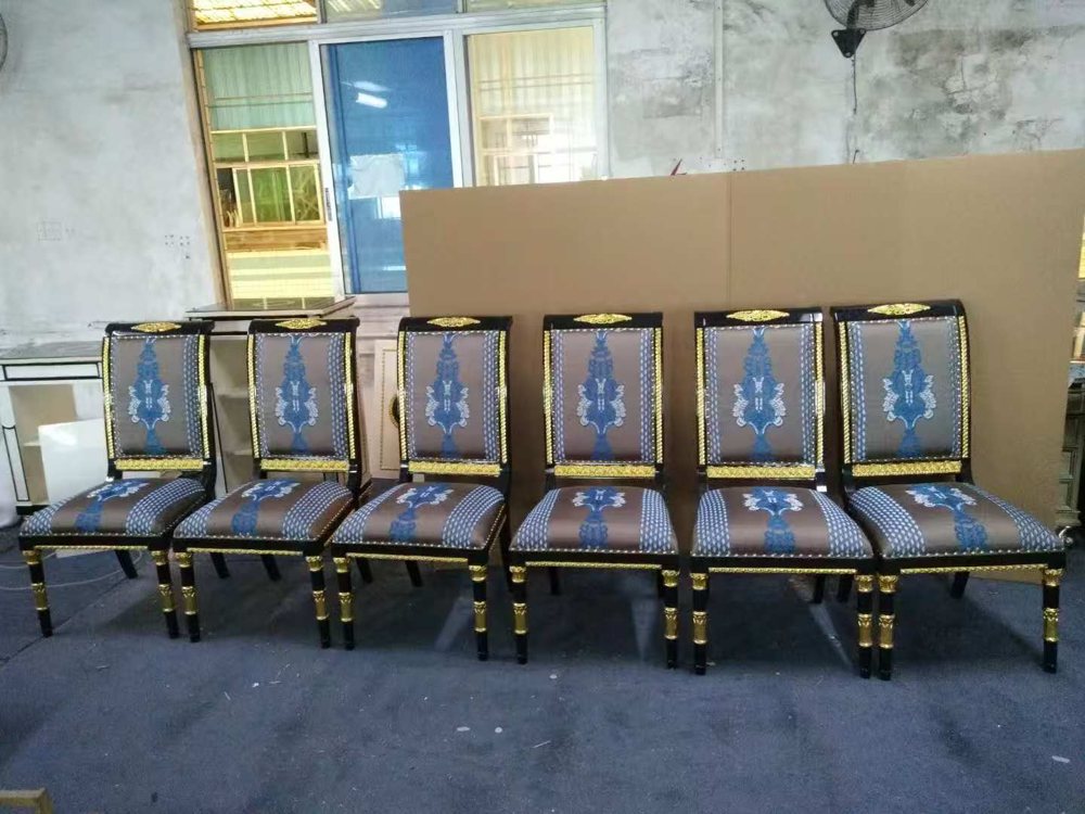 Шесть обеденных стульев с синей обивкой и золотыми деталями