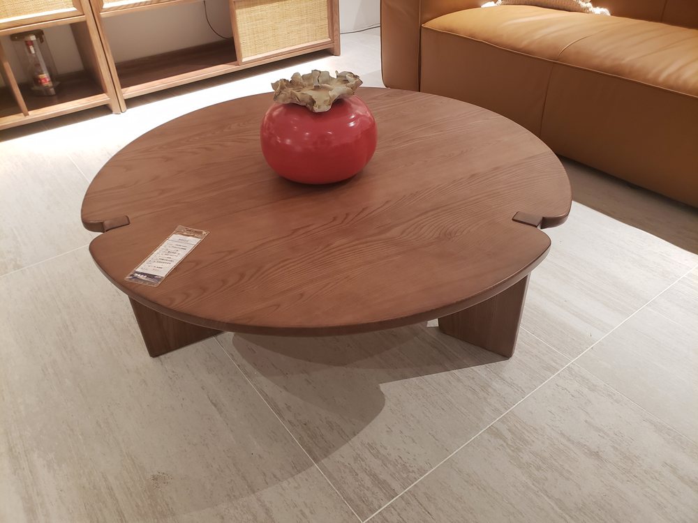 Круглый столик из ореха с красной вазой